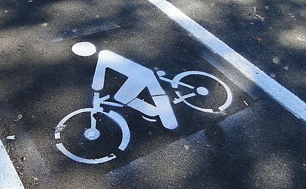 Imagen de la señal de un carril bici. 