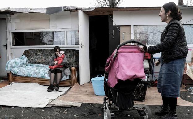 Dos mujeres gitanas en el campamento de Bobigny, cerca de París, que fue atacado el lunes.