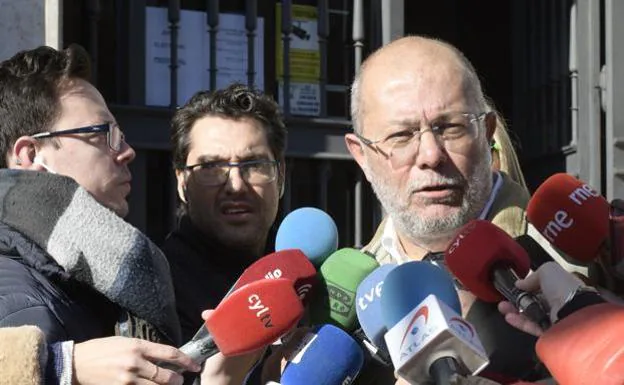 Francisco Igea responde a los medios de comunicación a la puerta del Palacio de Justicia.