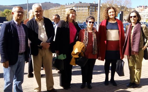 Familiares de Valentín García Yebra junto a la alcaldesa, la edil de Cultura y el director de la Biblioteca Municipal.