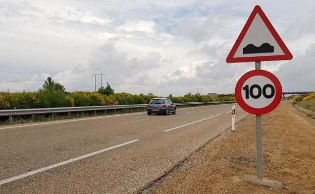 Uno de los carteles que restringen la velocidad en el tramo por abundancia de socavones.