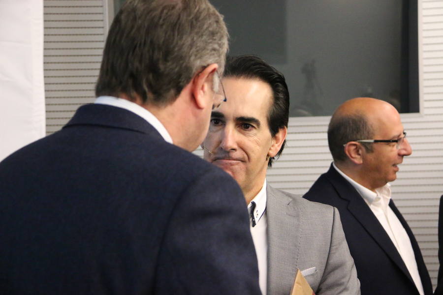 El escritor, conferenciante y formador Javier Iriondo visitó hoy León para pronunciar una charla bajo el título 'Liderazgo y evolución personal, retos ante el cambio' organizada dentro del ciclo `Encuentros con Leonoticias´.