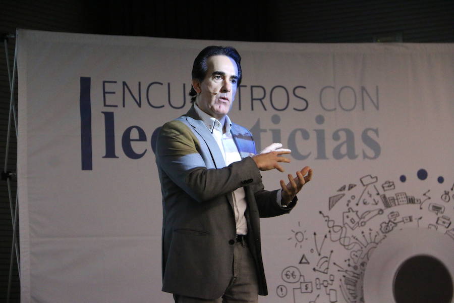 El escritor, conferenciante y formador Javier Iriondo visitó hoy León para pronunciar una charla bajo el título 'Liderazgo y evolución personal, retos ante el cambio' organizada dentro del ciclo `Encuentros con Leonoticias´.