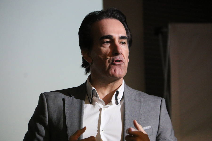 El escritor, conferenciante y formador Javier Iriondo visitó hoy León para pronunciar una charla bajo el título 'Liderazgo y evolución personal, retos ante el cambio' organizada dentro del ciclo `Encuentros con Leonoticias´.