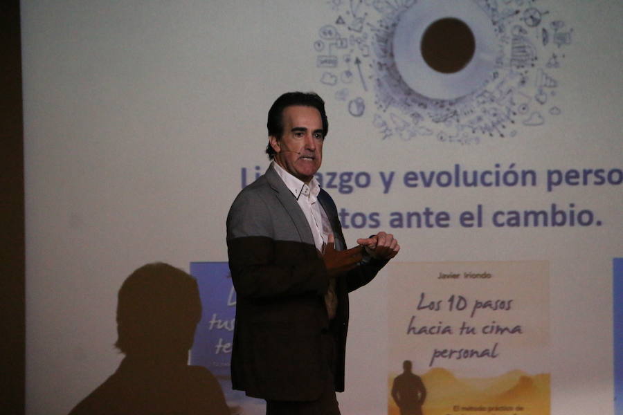 El escritor, conferenciante y formador Javier Iriondo visitó hoy León para pronunciar una charla bajo el título 'Liderazgo y evolución personal, retos ante el cambio' organizada dentro del ciclo `Encuentros con Leonoticias´.