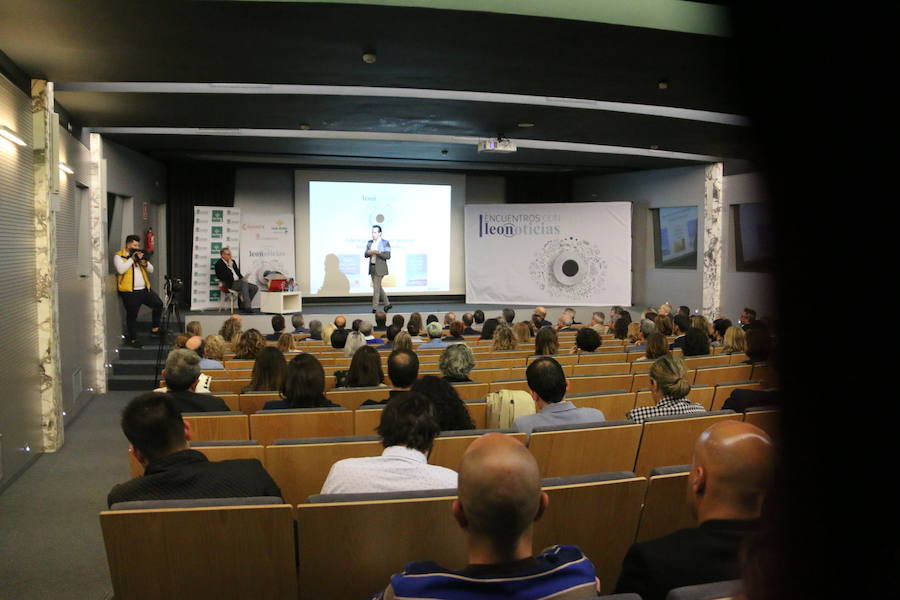 El escritor, conferenciante y formador Javier Iriondo visitó hoy León para pronunciar una charla bajo el título 'Liderazgo y evolución personal, retos ante el cambio' organizada dentro del ciclo `Encuentros con Leonoticias´.