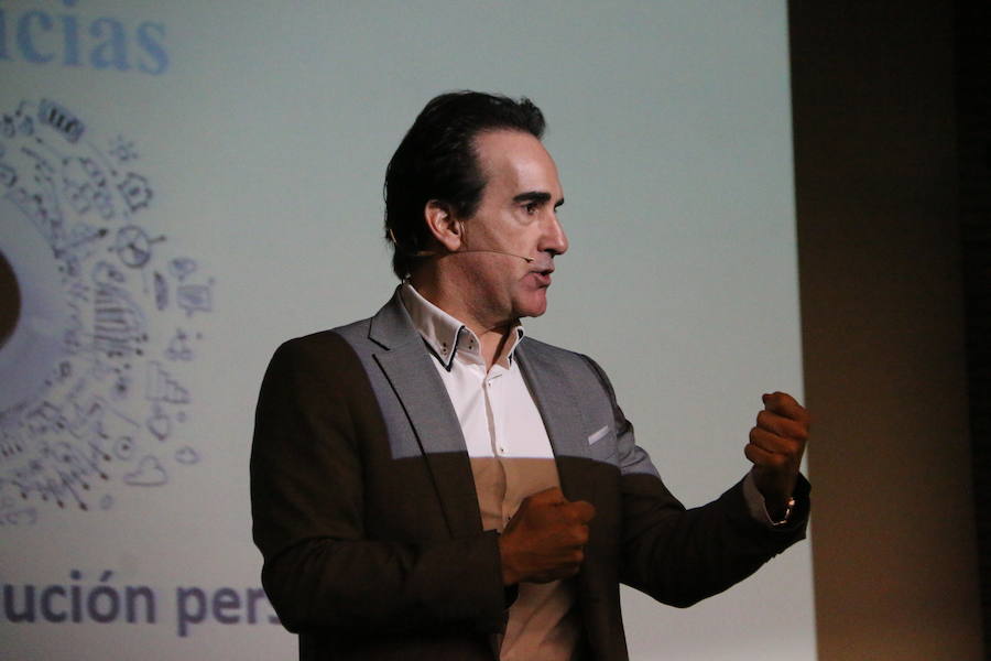 El escritor, conferenciante y formador Javier Iriondo visitó hoy León para pronunciar una charla bajo el título 'Liderazgo y evolución personal, retos ante el cambio' organizada dentro del ciclo `Encuentros con Leonoticias´.