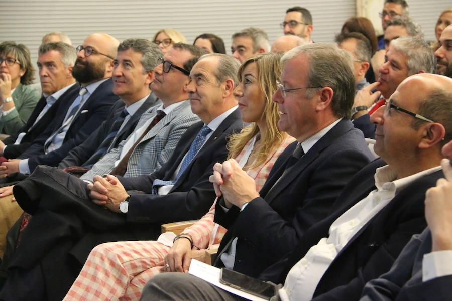 El escritor, conferenciante y formador Javier Iriondo visitó hoy León para pronunciar una charla bajo el título 'Liderazgo y evolución personal, retos ante el cambio' organizada dentro del ciclo `Encuentros con Leonoticias´.