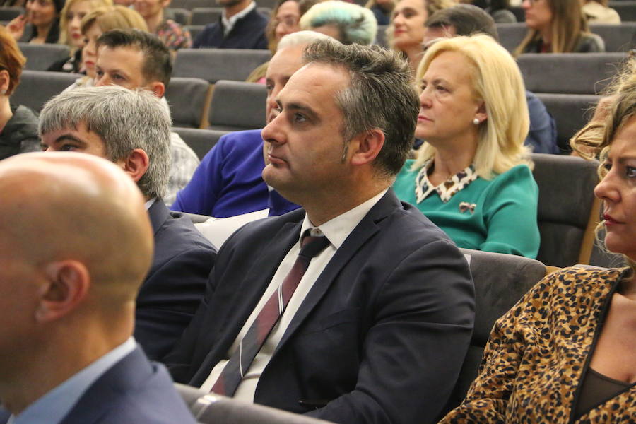 El escritor, conferenciante y formador Javier Iriondo visitó hoy León para pronunciar una charla bajo el título 'Liderazgo y evolución personal, retos ante el cambio' organizada dentro del ciclo `Encuentros con Leonoticias´.