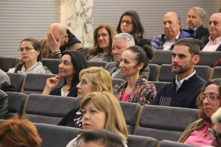 El escritor, conferenciante y formador Javier Iriondo visitó hoy León para pronunciar una charla bajo el título 'Liderazgo y evolución personal, retos ante el cambio' organizada dentro del ciclo `Encuentros con Leonoticias´.