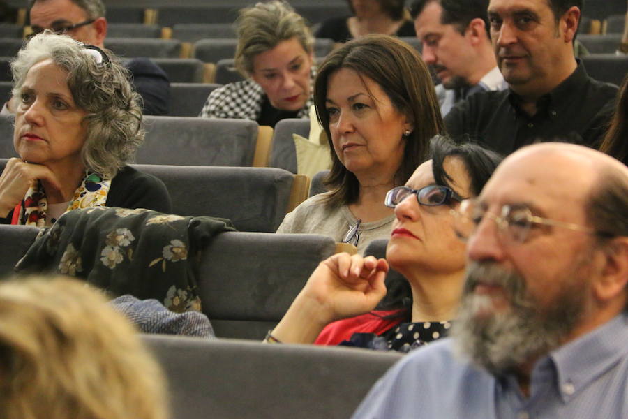 El escritor, conferenciante y formador Javier Iriondo visitó hoy León para pronunciar una charla bajo el título 'Liderazgo y evolución personal, retos ante el cambio' organizada dentro del ciclo `Encuentros con Leonoticias´.