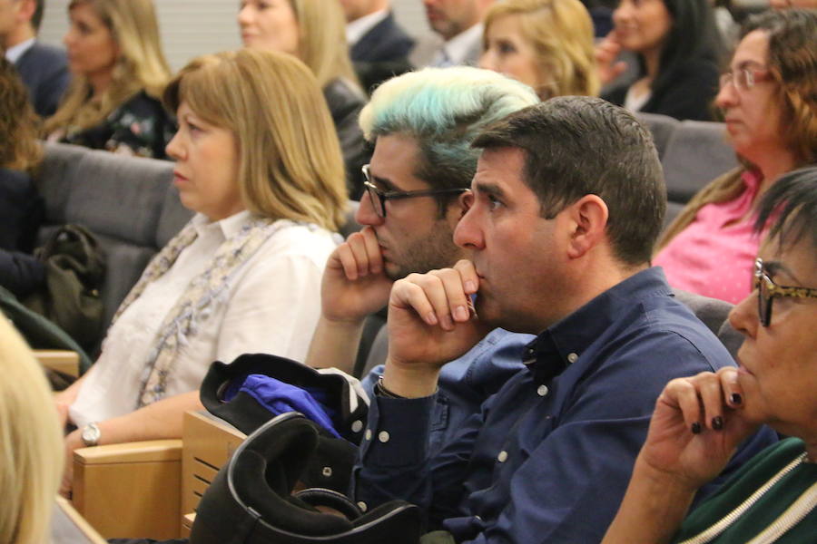 El escritor, conferenciante y formador Javier Iriondo visitó hoy León para pronunciar una charla bajo el título 'Liderazgo y evolución personal, retos ante el cambio' organizada dentro del ciclo `Encuentros con Leonoticias´.