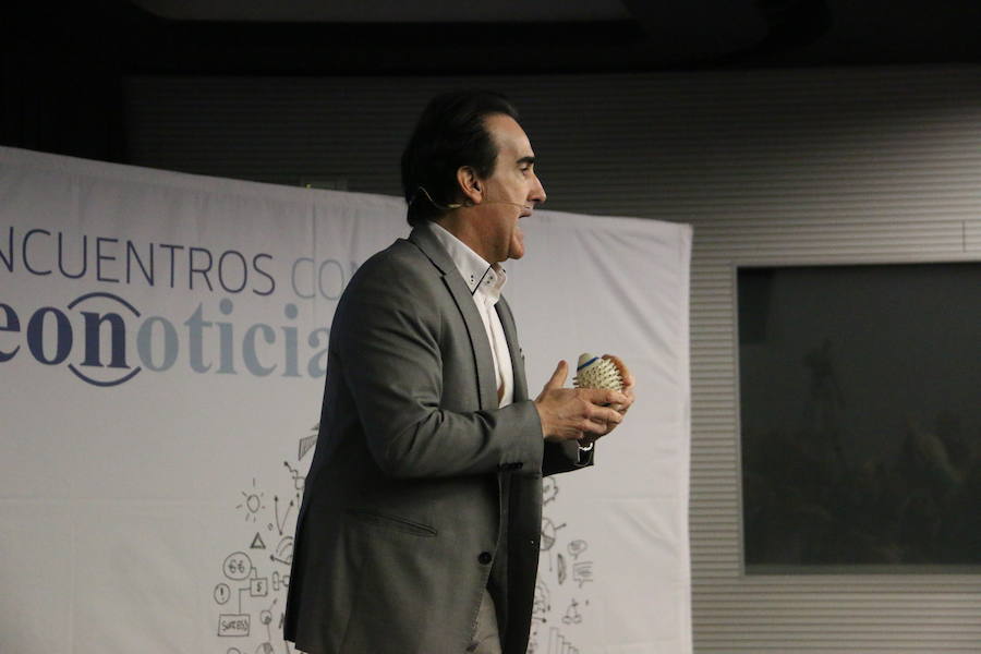 El escritor, conferenciante y formador Javier Iriondo visitó hoy León para pronunciar una charla bajo el título 'Liderazgo y evolución personal, retos ante el cambio' organizada dentro del ciclo `Encuentros con Leonoticias´.