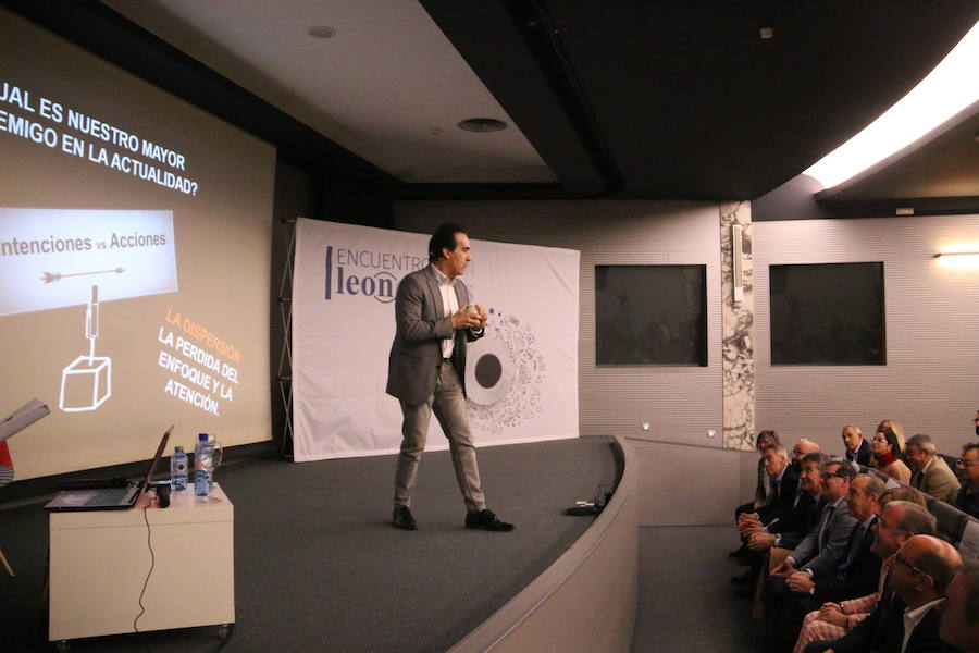 El escritor, conferenciante y formador Javier Iriondo visitó hoy León para pronunciar una charla bajo el título 'Liderazgo y evolución personal, retos ante el cambio' organizada dentro del ciclo `Encuentros con Leonoticias´.