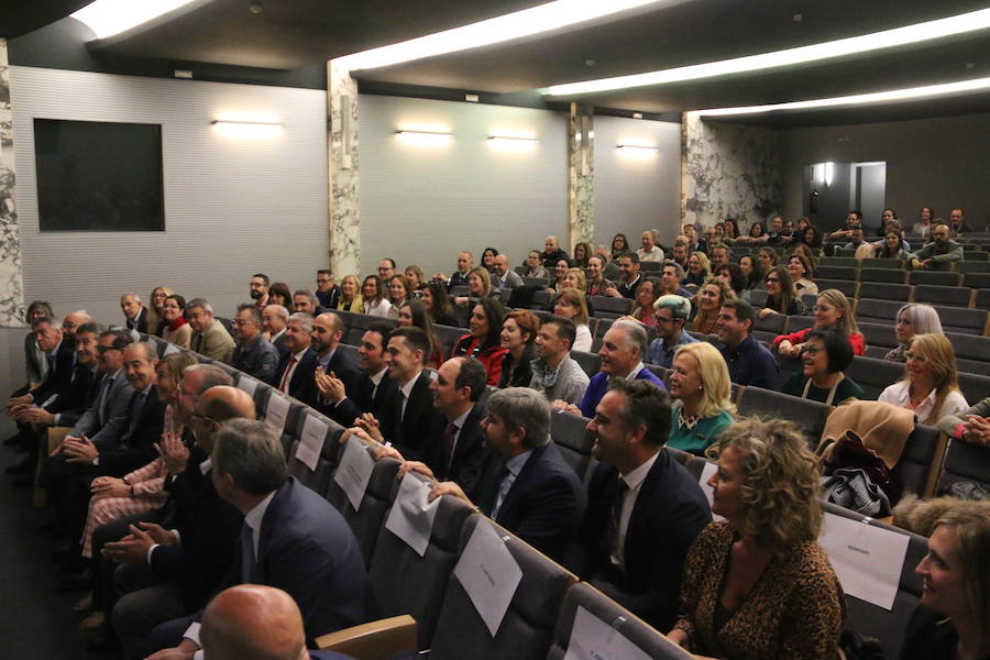 El escritor, conferenciante y formador Javier Iriondo visitó hoy León para pronunciar una charla bajo el título 'Liderazgo y evolución personal, retos ante el cambio' organizada dentro del ciclo `Encuentros con Leonoticias´.