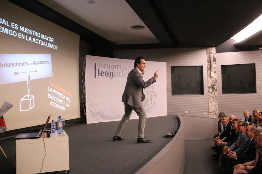 El escritor, conferenciante y formador Javier Iriondo visitó hoy León para pronunciar una charla bajo el título 'Liderazgo y evolución personal, retos ante el cambio' organizada dentro del ciclo `Encuentros con Leonoticias´.