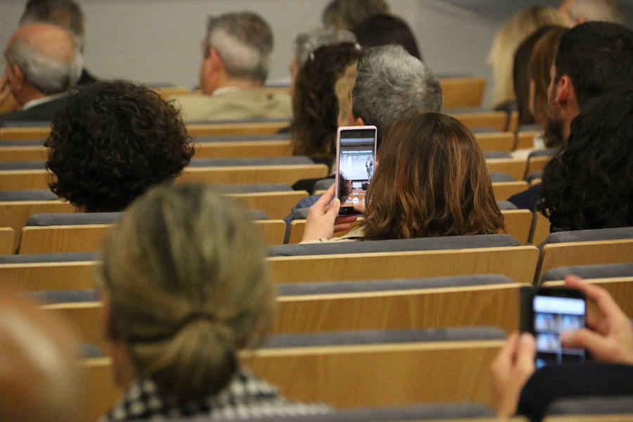 El escritor, conferenciante y formador Javier Iriondo visitó hoy León para pronunciar una charla bajo el título 'Liderazgo y evolución personal, retos ante el cambio' organizada dentro del ciclo `Encuentros con Leonoticias´.
