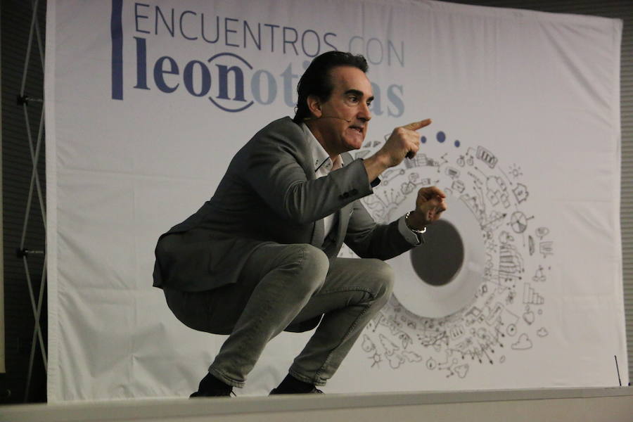 El escritor, conferenciante y formador Javier Iriondo visitó hoy León para pronunciar una charla bajo el título 'Liderazgo y evolución personal, retos ante el cambio' organizada dentro del ciclo `Encuentros con Leonoticias´.