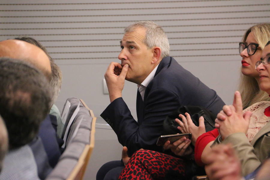 El escritor, conferenciante y formador Javier Iriondo visitó hoy León para pronunciar una charla bajo el título 'Liderazgo y evolución personal, retos ante el cambio' organizada dentro del ciclo `Encuentros con Leonoticias´.