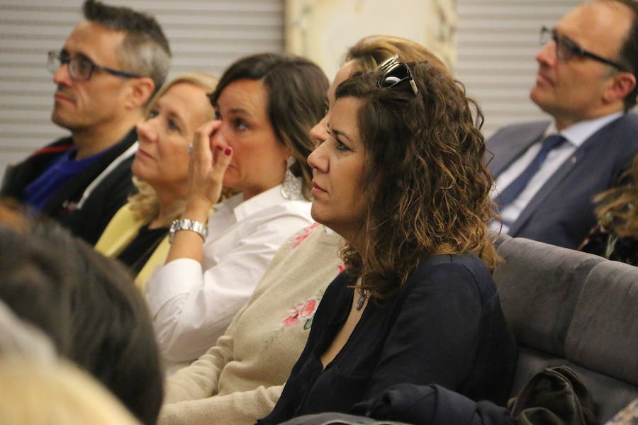 El escritor, conferenciante y formador Javier Iriondo visitó hoy León para pronunciar una charla bajo el título 'Liderazgo y evolución personal, retos ante el cambio' organizada dentro del ciclo `Encuentros con Leonoticias´.