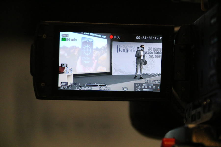 El escritor, conferenciante y formador Javier Iriondo visitó hoy León para pronunciar una charla bajo el título 'Liderazgo y evolución personal, retos ante el cambio' organizada dentro del ciclo `Encuentros con Leonoticias´.