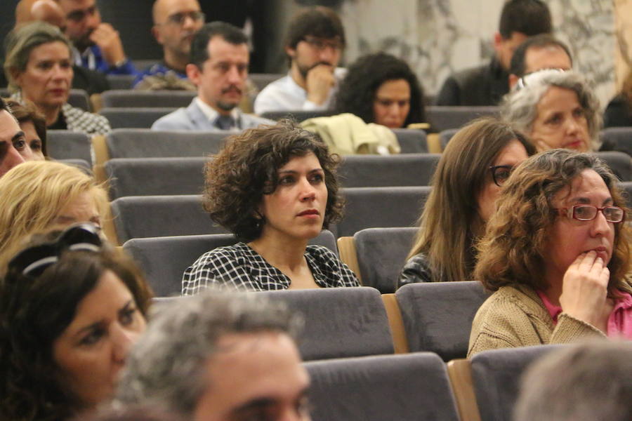 El escritor, conferenciante y formador Javier Iriondo visitó hoy León para pronunciar una charla bajo el título 'Liderazgo y evolución personal, retos ante el cambio' organizada dentro del ciclo `Encuentros con Leonoticias´.