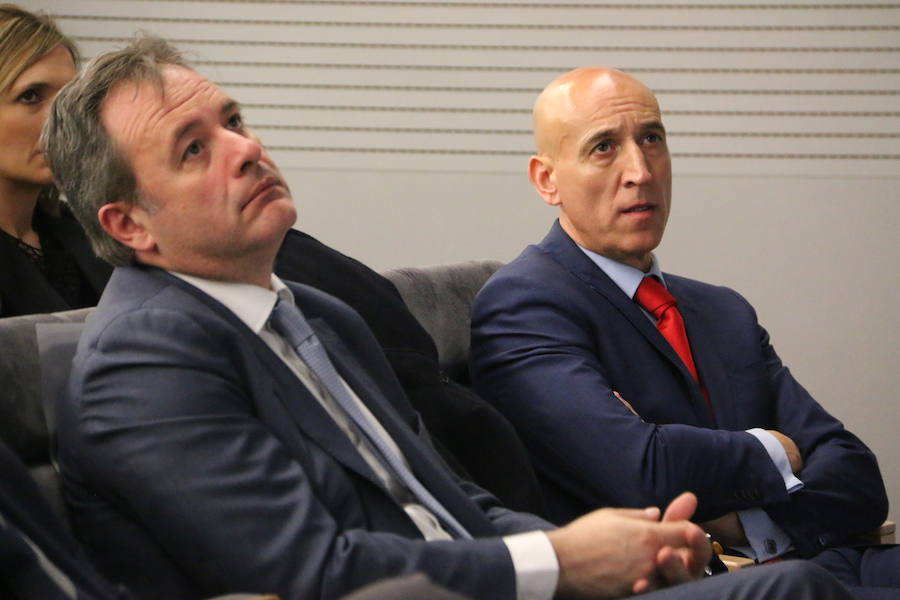 El escritor, conferenciante y formador Javier Iriondo visitó hoy León para pronunciar una charla bajo el título 'Liderazgo y evolución personal, retos ante el cambio' organizada dentro del ciclo `Encuentros con Leonoticias´.