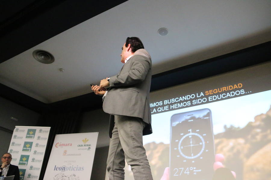 El escritor, conferenciante y formador Javier Iriondo visitó hoy León para pronunciar una charla bajo el título 'Liderazgo y evolución personal, retos ante el cambio' organizada dentro del ciclo `Encuentros con Leonoticias´.