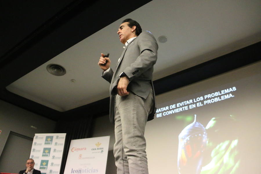 El escritor, conferenciante y formador Javier Iriondo visitó hoy León para pronunciar una charla bajo el título 'Liderazgo y evolución personal, retos ante el cambio' organizada dentro del ciclo `Encuentros con Leonoticias´.