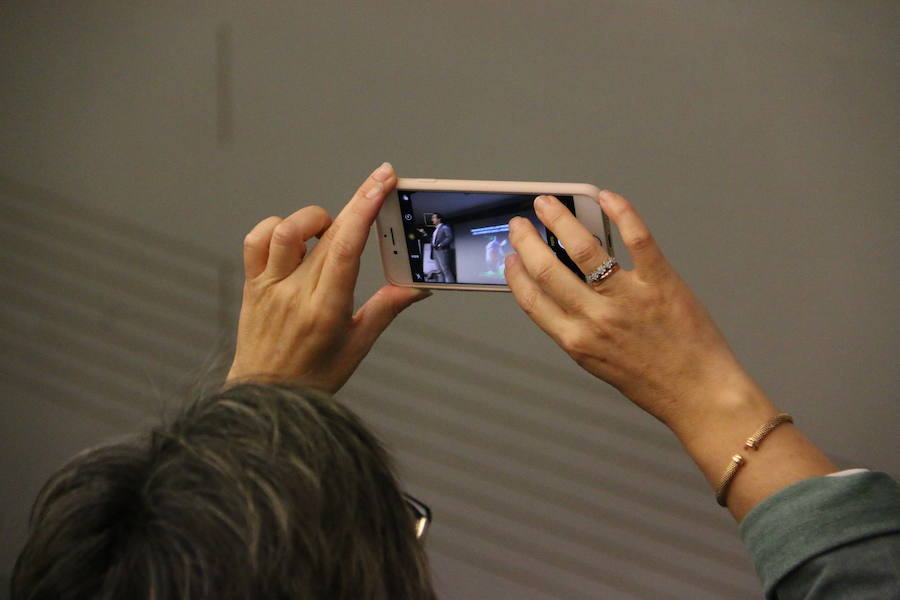 El escritor, conferenciante y formador Javier Iriondo visitó hoy León para pronunciar una charla bajo el título 'Liderazgo y evolución personal, retos ante el cambio' organizada dentro del ciclo `Encuentros con Leonoticias´.