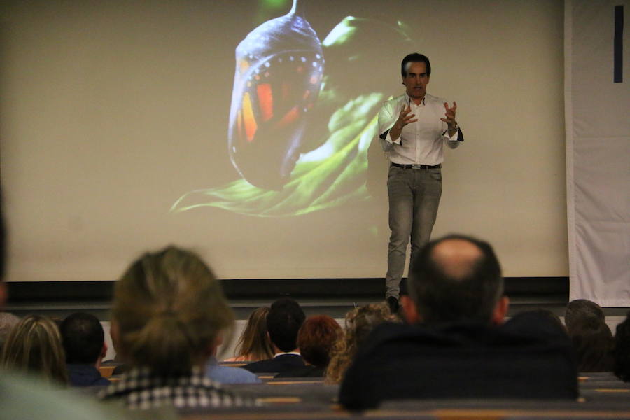 El escritor, conferenciante y formador Javier Iriondo visitó hoy León para pronunciar una charla bajo el título 'Liderazgo y evolución personal, retos ante el cambio' organizada dentro del ciclo `Encuentros con Leonoticias´.