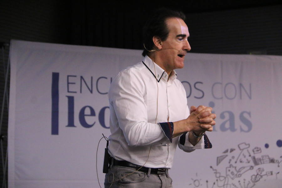 El escritor, conferenciante y formador Javier Iriondo visitó hoy León para pronunciar una charla bajo el título 'Liderazgo y evolución personal, retos ante el cambio' organizada dentro del ciclo `Encuentros con Leonoticias´.
