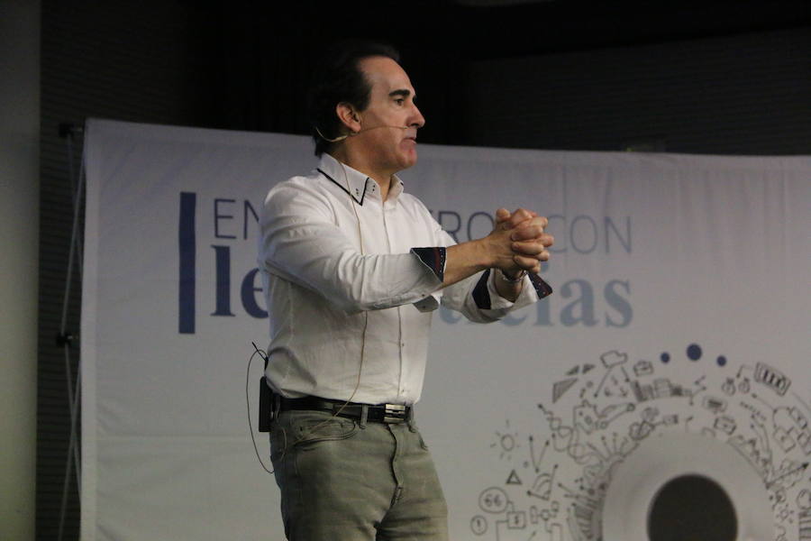El escritor, conferenciante y formador Javier Iriondo visitó hoy León para pronunciar una charla bajo el título 'Liderazgo y evolución personal, retos ante el cambio' organizada dentro del ciclo `Encuentros con Leonoticias´.