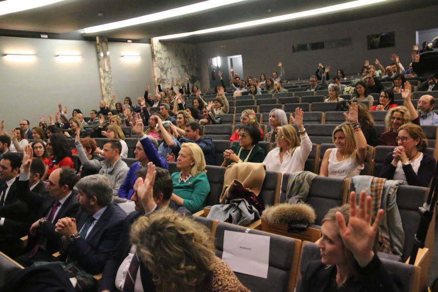 El escritor, conferenciante y formador Javier Iriondo visitó hoy León para pronunciar una charla bajo el título 'Liderazgo y evolución personal, retos ante el cambio' organizada dentro del ciclo `Encuentros con Leonoticias´.