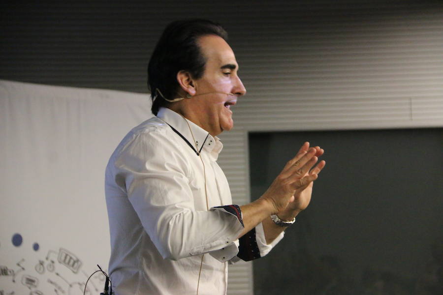 El escritor, conferenciante y formador Javier Iriondo visitó hoy León para pronunciar una charla bajo el título 'Liderazgo y evolución personal, retos ante el cambio' organizada dentro del ciclo `Encuentros con Leonoticias´.