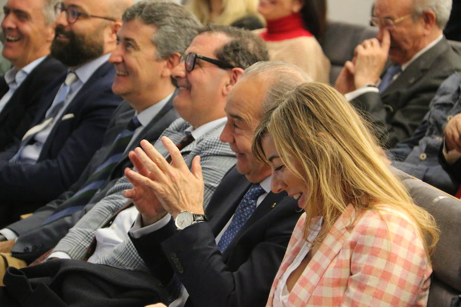 El escritor, conferenciante y formador Javier Iriondo visitó hoy León para pronunciar una charla bajo el título 'Liderazgo y evolución personal, retos ante el cambio' organizada dentro del ciclo `Encuentros con Leonoticias´.