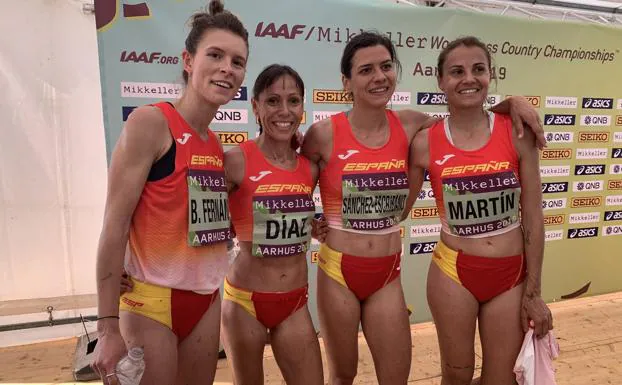 Atletas españolas en el Mundial de Cross, con Blanca Fernández a la izquierda.