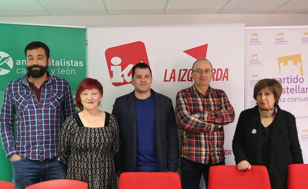 Daniel García y Adela Pascual de Anticapitalistas, el secretario de Organización de IUCyL, Jorge Barragán, Luis Marcos de Tierra Comunera y Yolanda Rodríguez de IUCyL durante la presentación de la jornada de primarias y programática y de la coalición de estas formaciones políticas.