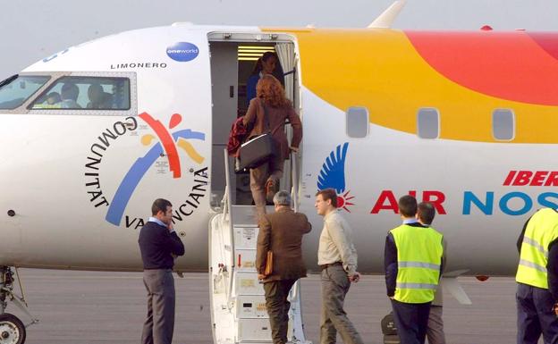 Pasajeros subiendo a un vuelo regional de Air Nostrum.