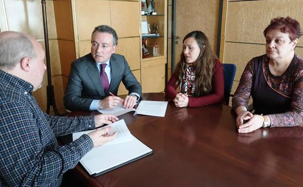 Encuentro entre Salguero y Mejías con miembros de Amnistía Internacional en el Ayuntamiento de León.