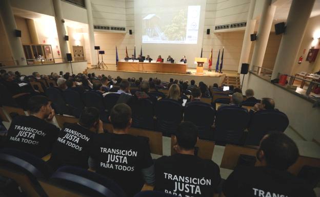 Asistentes a la jornada sobre transición energética en el campus universitario de Mieres. 