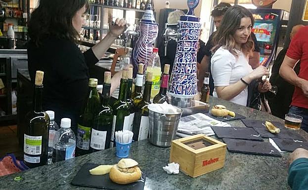 Cientos de personas se acercan a probar las recetas de la Feria de la Tapa de Veguellina de Órbigo