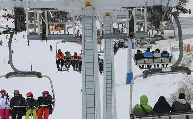 Las estaciones de esquí de León reciben durante el fin de semana a un total de 5.233 esquiadores 