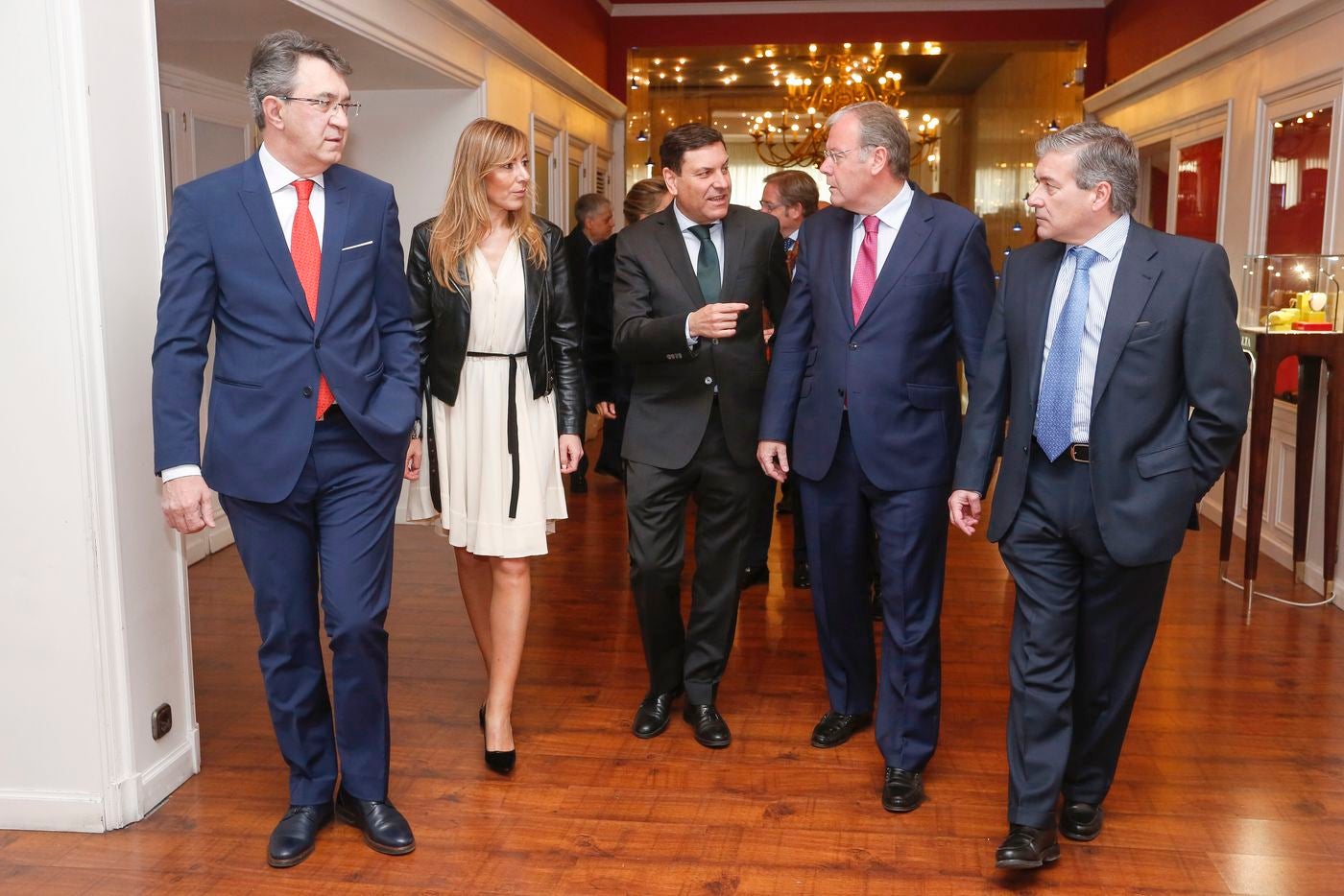 El consejero de Empleo, Carlos Fernández Carriedo, imparte la ponencia 'Consolidar la recuperación y la creación de empleo', en el 'Encuentro' organizado por Leonoticias