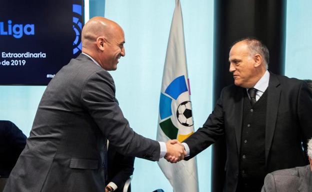 Javier Tebas (d) y Luis Rubiales, el 29 de marzo. 