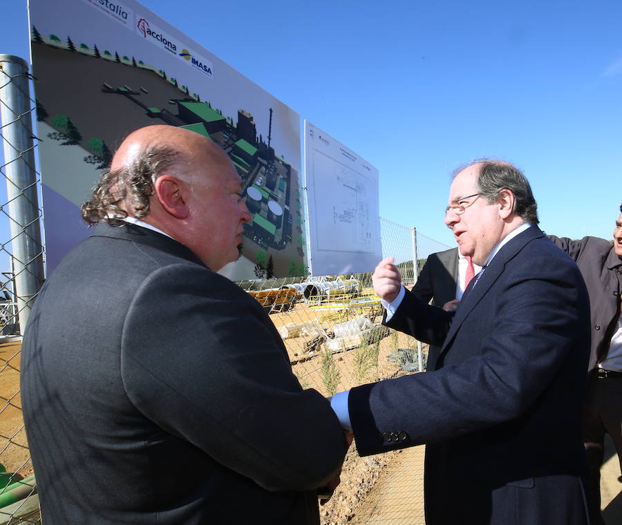 Fotos: El presidente de la Junta visita la planta de Forestalia en Cubillos del Sil