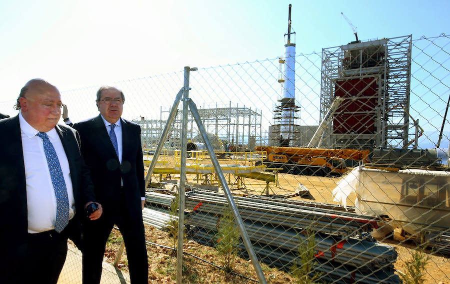 Fotos: El presidente de la Junta visita la planta de Forestalia en Cubillos del Sil