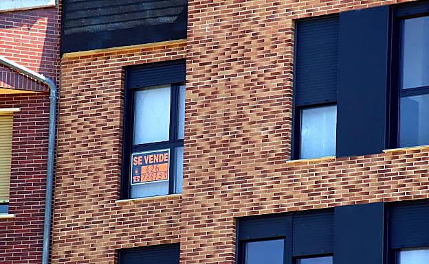 Una vivienda en venta en un bloque de pisos.