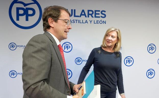 El presidente del PP CyL, Alfonso Fernández Mañueco, clausura la sectorial sobre Sanidad. En la imagen junto a la candidata a la alcaldía de Valladolid, Pilar del Olmo.