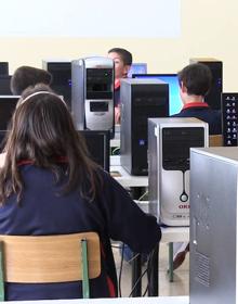 Imagen secundaria 2 - Algunos alumnos en diferentes actividades.